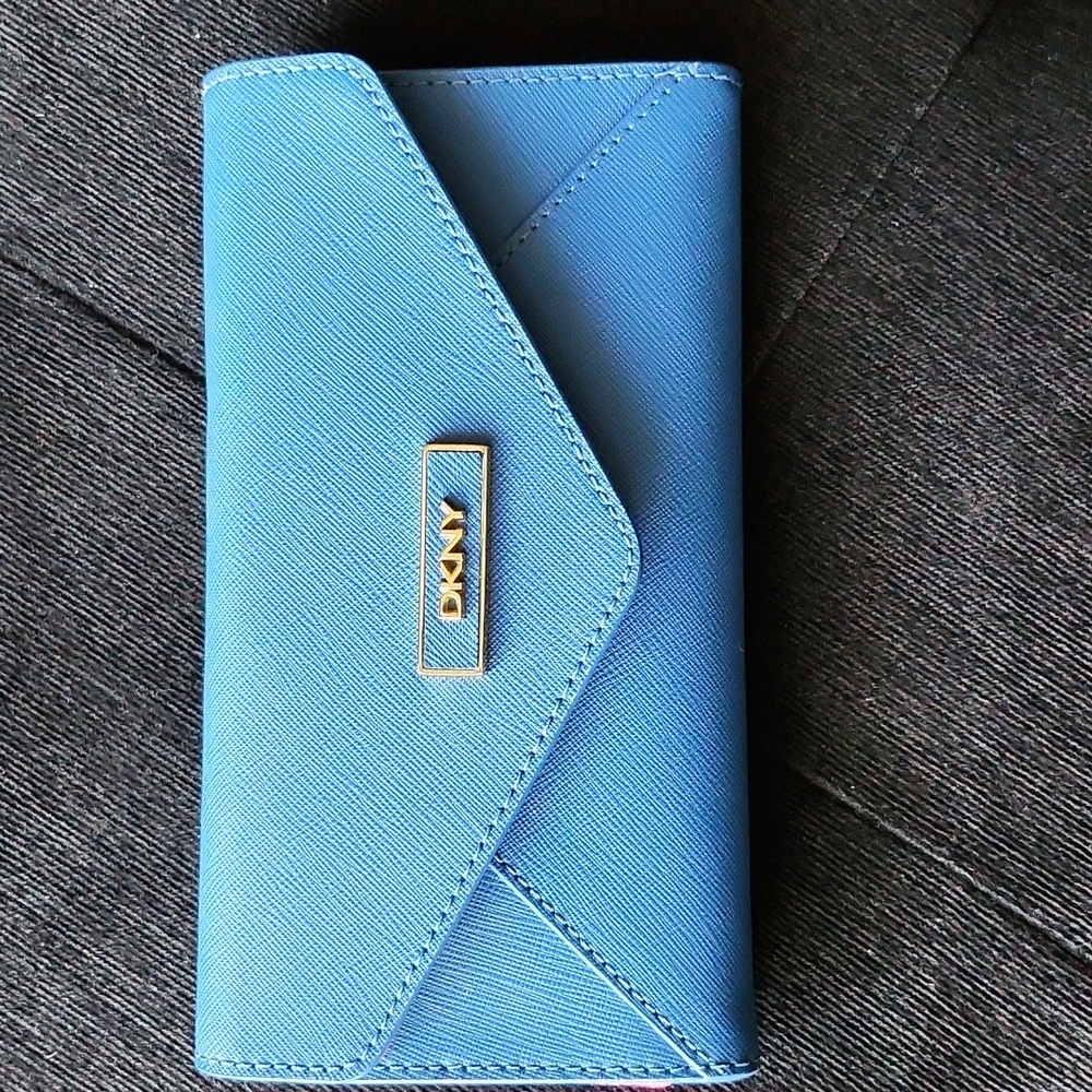 DKNY envelope style leather wallet